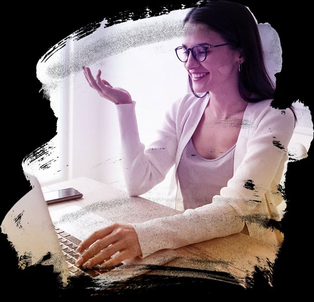 Asistente virtual de Delega trabajando con su portátil
