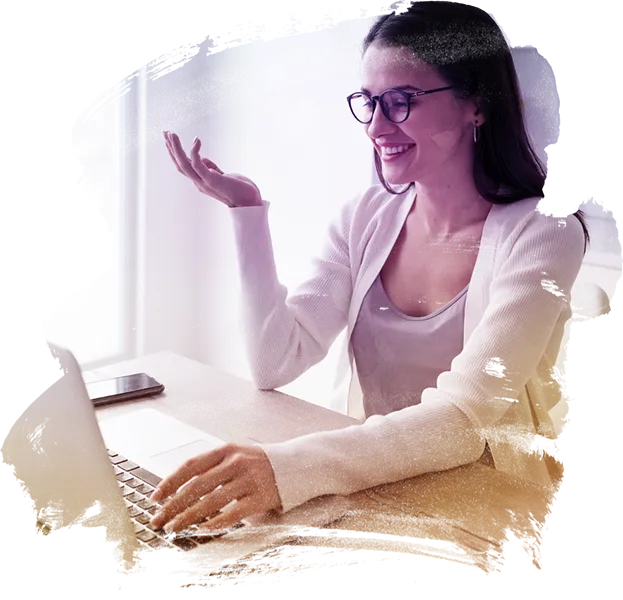 Asistente virtual de Delega trabajando con su portátil
