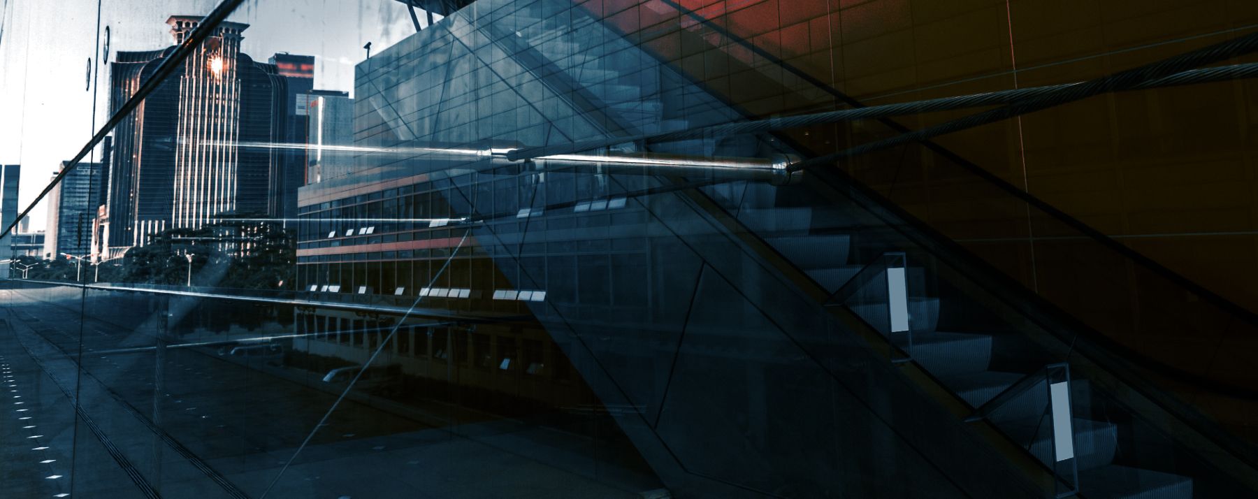 Estructura arquitectónica de cristal y acero